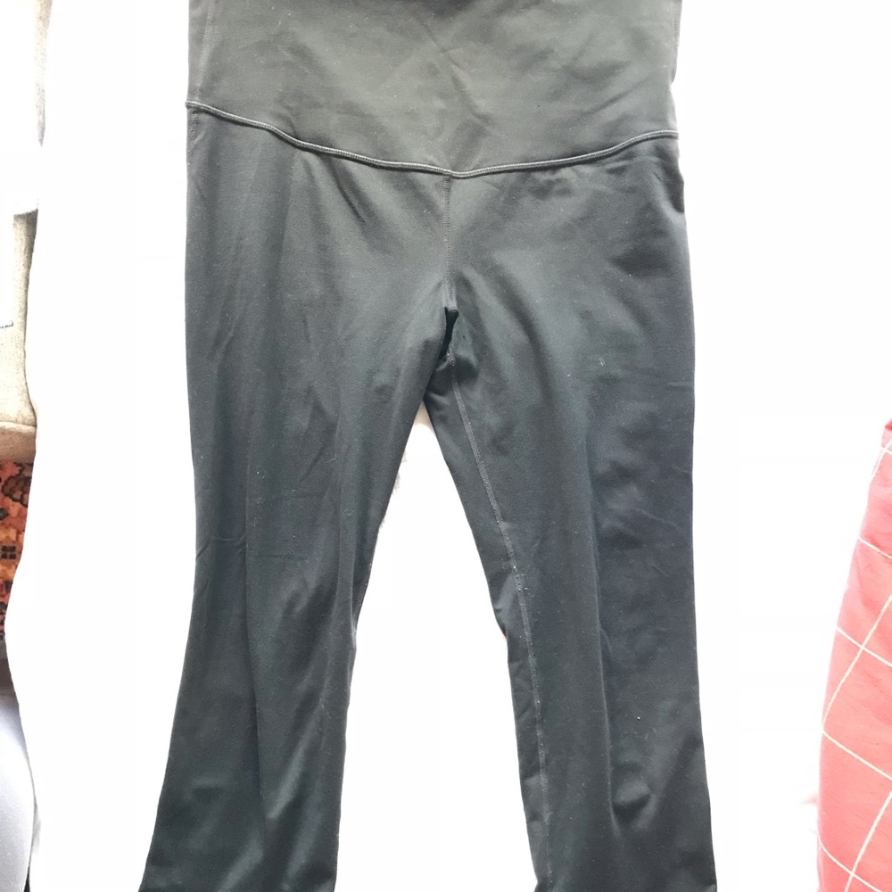 Gap black maternity Capri length workout leggings